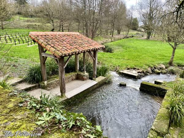 Photo Lavoir : Vieux Lavoir au Parc des Lavandières, aux Châtelliers-Châteaumur. Mais quel est le meilleur point de vue selon vous ? 🤔😅 Difficile de faire un choix 🤭😅c, Tita’s Pictures, Lavoir, Châtelliers-Châteaumur