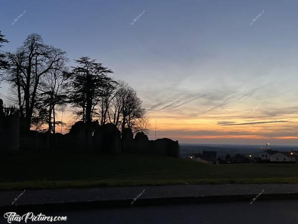 Photo Château de Pouzauges : Dernières lueurs du jour sur le mur d’enceinte du Château de Pouzauges 😍🥰c, Tita’s Pictures, Château de Pouzauges