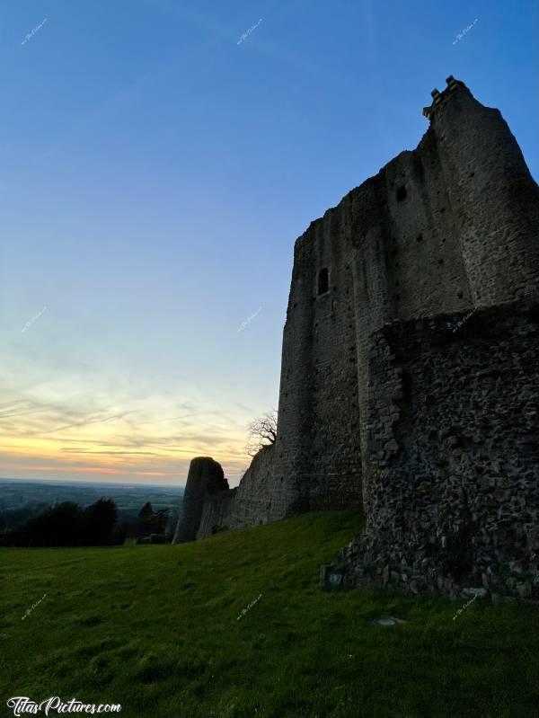 Photo Château de Pouzauges : Tombée de la nuit sur le Château de Pouzauges. Ça lui donne une silhouette assez particulière je trouve 🤭😅😍c, Tita’s Pictures, Château de Pouzauges