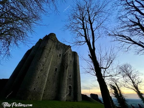 Photo Château de Pouzauges : Les dernières lueurs du jour, sur le Château de Pouzauges, pris en grand angle. Je vais peut-être voir des fantômes si je traîne de trop 🫣😅c, Tita’s Pictures, Château de Pouzauges, Coucher de soleil