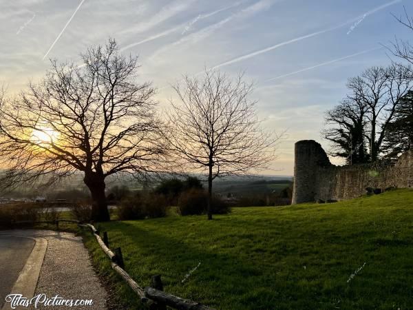 Photo Château de Pouzauges : Joli coucher de soleil, sur les hauteurs de Pouzauges, en direction du Château.c, Tita’s Pictures, Château de Pouzauges, Coucher de soleil