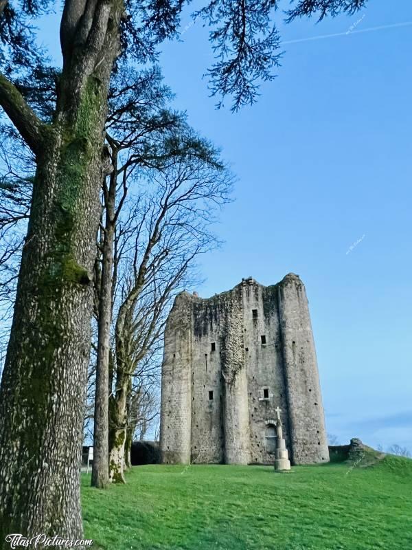 Photo Château de Pouzauges : Dernières lueurs du jour sur le Château de Pouzauges. Il paraît bien plus sinistre sous cette lumière bleue 🤭😅c, Tita’s Pictures, Château de Pouzauges