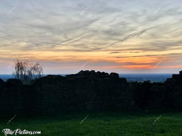 Photo Château de Pouzauges : Dernières lueurs du jour sur Pouzauges, vue de la cour du Château 😍🥰c, Tita’s Pictures, Château de Pouzauges, Coucher de soleil