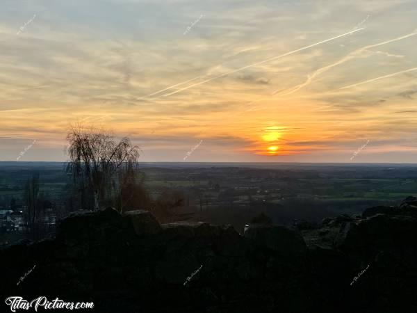 Photo Coucher de soleil : Joli coucher de soleil sur les hauteurs de Pouzauges, dans la cour du château.c, Tita’s Pictures, Château de Pouzauges, Coucher de soleil