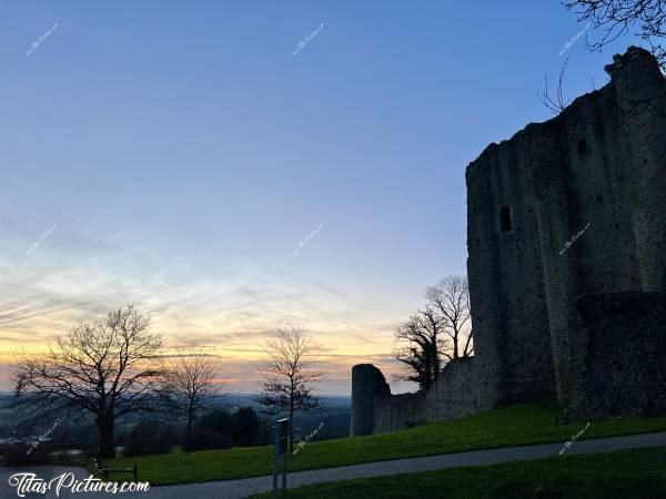 Photo Château de Pouzauges : Les dernières lueurs du jour, sur le Château de Pouzauges.c, Tita’s Pictures, Château de Pouzauges, Coucher de soleil