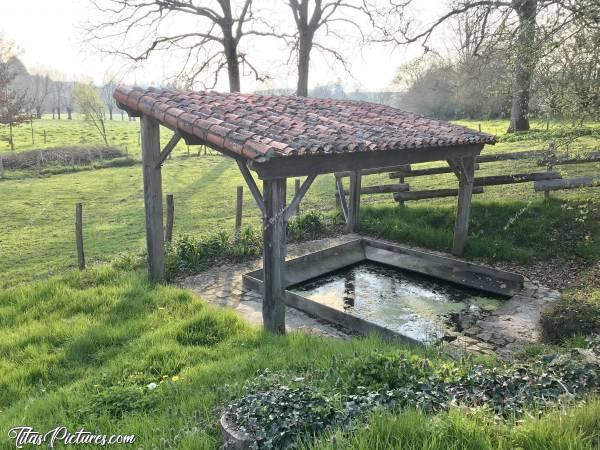 Photo Lavoir : Lavoir bien entretenu, découvert dans ma campagne Vendéenne lors d’une randonnée..c, Vendée, Lavoir