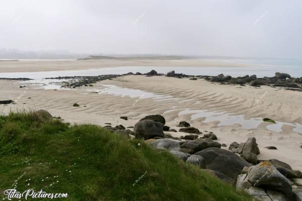 Photo La Baie du Kernic : Randonnée brumeuse à la Baie du Kernic. La Dune de Keremma se voit à peine 🤭😅 La mer a laissé de beaux sillons dans le sable, en se retirant 👍🏻😍c, Tita’s Pictures, La Baie du Kernic, sable, rochers