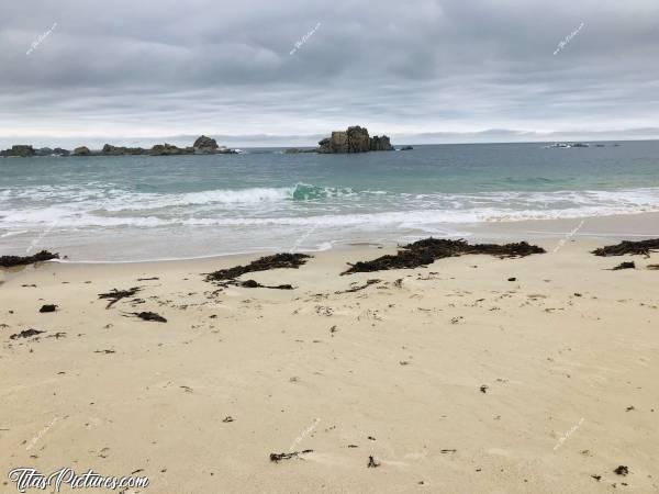 Photo Plage des Amiets : Plage des Amiets à Cléder.
Même par temps couvert, les couleurs de la mer bleue et du sable blanc ressortent bien 😊c, Cléder, Plage, Mer, sable, rochers, Goëmon