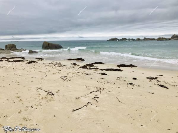 Photo Plage des Amiets : Plage des Amiets à Cléder.
À cet endroit, les vagues se croisent, car elles arrivent des 2 côtés des rochers qui se trouvent au loin à droite. 
On peut donc assister à de jolis effets. Mais ils sont difficiles à capturer tellement ils sont imprévisibles 😅c, Cléder, Plage, Mer, sable, rochers, Goëmon