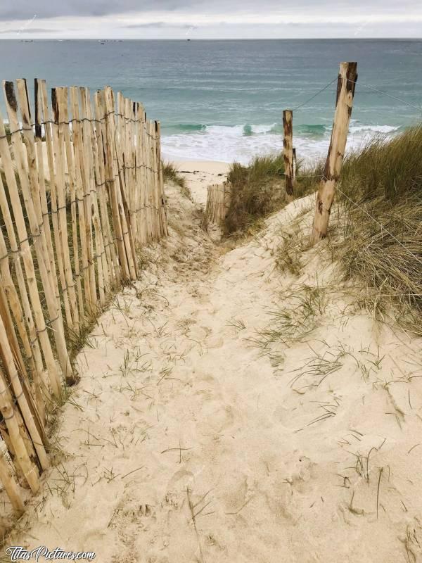 Photo Plage des Amiets : Les vagues étaient énormes ce jour là. Malheureusement, on ne le ressent pas trop sur la photo.. Par contre, regardez-moi ce beau bleu..c, Cléder, Plage, Mer, sable