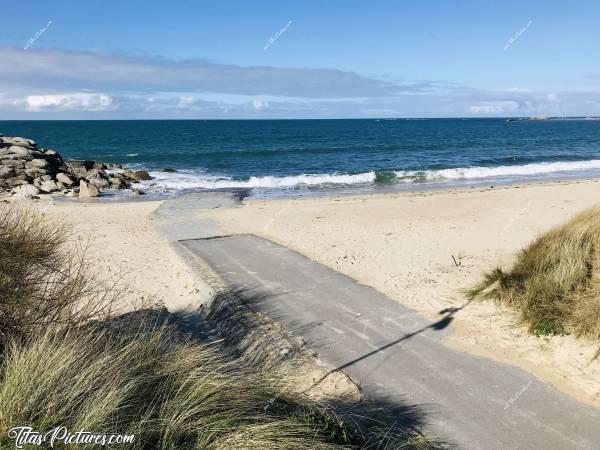 Photo Le Finistère : Point de vue du poste de sauvetage sur la plage de Porsguen. Accès rapide à la mer par ce chemin qui disparaît dans les vagues ..c, Finistère, Mer, sable, Rochers