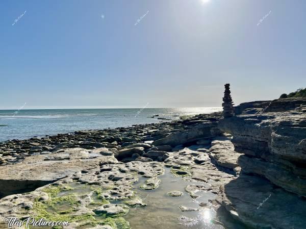 Photo Le Veillon : Belle balade ensoleillée, sur les rochers plats de la plage du Veillon, à Talmont-Saint-Hilaire. C’est comme s’il s’agissait d’un moule de sable, mais c’est bien de la roche 🤭😅
Pas mal du tout ce Cairn 👍🏻😍c, Tita’s Pictures, Le Veillon, Talmont-Saint-Hilaire