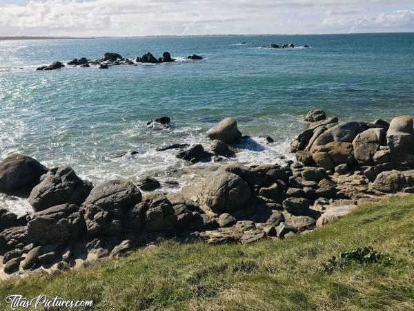 Photo Le Finistère : L’entrée de la Baie du Kernic, vue face à la mer. Ce passage entre les Rochers est interdit de baignade tant le courant est fort 😅c, Finistère, Mer, Rochers