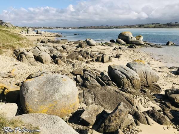 Photo Le Finistère : La Baie du Kernic vue du passage face à la Dune. Dans les terres il pleut et à la mer, ciel bleu 😎c, Finistère, Mer, Rochers, sable