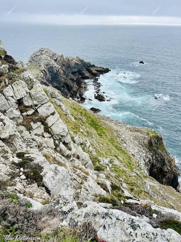 Photo Pointe de Dinan : La Pointe de Dinan, sur la presqu’île de Crozon. Il s’agit d’un bel endroit sauvage et préservé, idéal pour une belle randonnée 🥾😍
Vous trouvez pas qu’on dirait un crocodile qui regarde la mer ? 🧐🤭😍c, Tita’s Pictures, Pointe de Dinan, Crozon