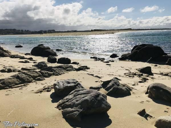 Photo Le Finistère : La Baie du Kernic vue du passage face à la Dune. Dans les terres il pleut et à la mer, ciel bleu 😎c, Finistère, Mer, Rochers, sable, Dune