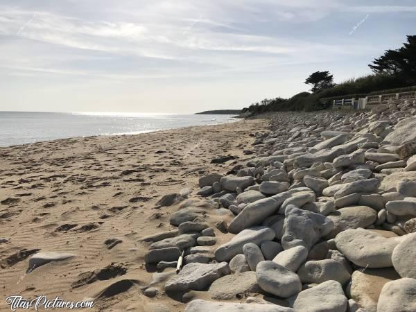 Photo Jard-sur-Mer : Gros galets blancs sur la plage de Jard-sur-Mer. Ce n’est donc pas simple de marcher pieds nus sans regarder où on met les pieds 🤭😅c, Tita’s Pictures, Jard-sur-Mer, Plage, galets