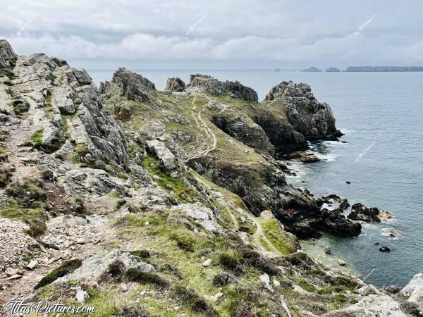 Photo Pointe de Dinan : La Pointe de Dinan, sur la presqu’île de Crozon. Il s’agit d’un bel endroit sauvage et préservé, idéal pour une belle randonnée 🥾😍
En face, tout au fond, on peut voir la Pointe de Penhir.c, Tita’s Pictures, Pointe de Dinan, Crozon