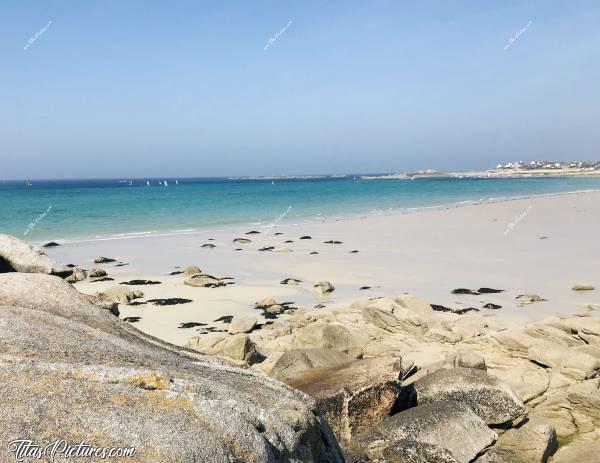 Photo Pors-Guen : Plage touristique de Pors-Guen avec une mer bleue turquoise et un sable bien blanc 😎c, Mer, Sable, Rochers, Bateaux, Plage