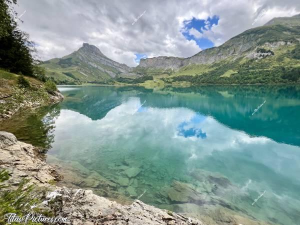 Photo Lac de Roselend : Même par temps couvert, le Lac de Roselend avait une très belle couleur bleue turquoise 👍🏻😍c, Tita’s Pictures, Les Alpes, Lac de Roselend, Beaufortin, Savoie