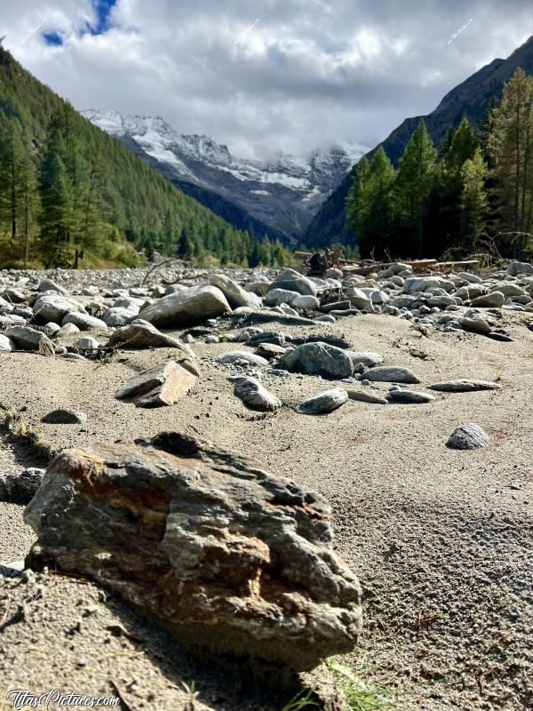 Photo Grand Paradis  : Non, je ne suis pas dans le lit d’une rivière asséchée. Cette photo a été prise peu de temps après la catastrophe qui a eu lieu en Juin 2024 à Valnontey. Des glissements de terrain, suite à des pluies diluviennes sur les versants des montagnes, ont tout emporté sur leur passage. Les habitants de la vallée ont dû être évacués d’urgence en hélicoptères. Le lit du torrent s’est complètement déplacé depuis et plein d’arbres et de verdure ont disparu 😓😢c, Tita’s Pictures, Italie, Vallée d’Aoste, Gran Paradiso, Torrente Valnontey