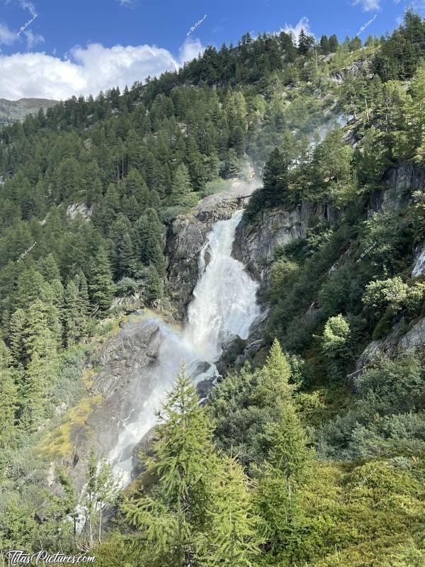 Photo Cascade du Rutor : Autre point de vue du petit pont, sur la plus grande cascade du Rutor. Vraiment très impressionnant et aussi très bruyant 🤭😅😍c, Tita’s Pictures, Les Alpes, La Thuile, Cascade du Rutor, Randonnée, Torrente Ruthor, Sentiero Cascate del Rutor