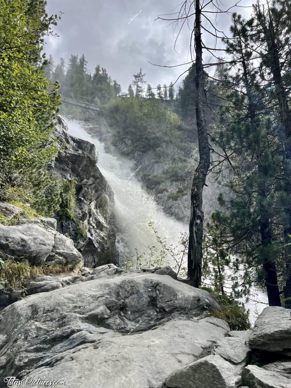 Photo La Cascade du Rutor : Très physique cette randonnée pour observer les différentes cascades du Rutor à la Thuile. Objectif : atteindre ce petit pont. Plus très loin, mais quel dénivelé 🤭😅c, Tita’s Pictures, Les Alpes, La Thuile, Cascade du Rutor, Randonnée, Torrente Ruthor, Sentiero Cascate del Rutor