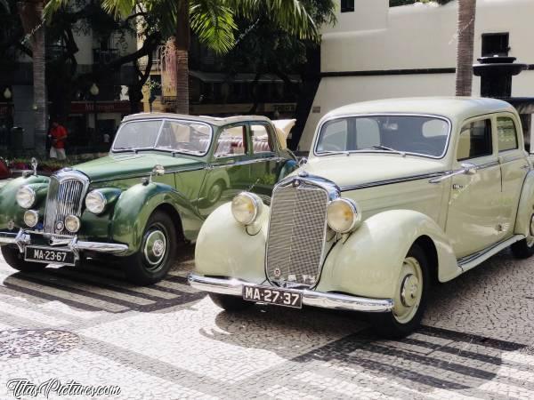 Photo Vieilles Voitures : Vieilles Voitures  de collection dans le centre de Funchal. La couleur des carrosseries contraste bien avec les mosaïques du sol je trouve..c, Madère, Funchal, Voiture