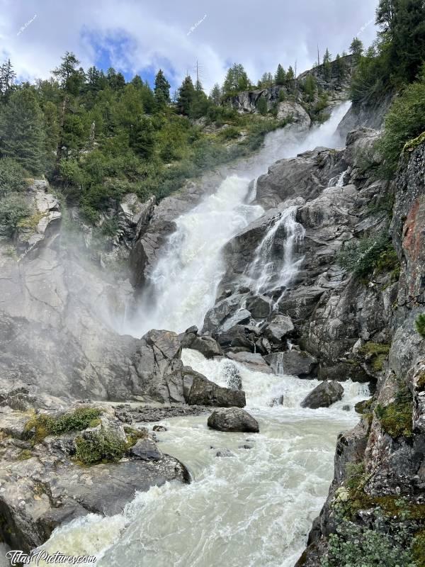 Photo Cascade du Rutor : Encore une photo de la plus impressionnante des Cascades du Rutor, à la Thuile en Italie. Je me sentais vraiment toute petite devant cette grande puissance de la nature 🤭😅c, Tita’s Pictures, Les Alpes, La Thuile, Cascade du Rutor, Randonnée, Torrente Ruthor, Sentiero Cascate del Rutor