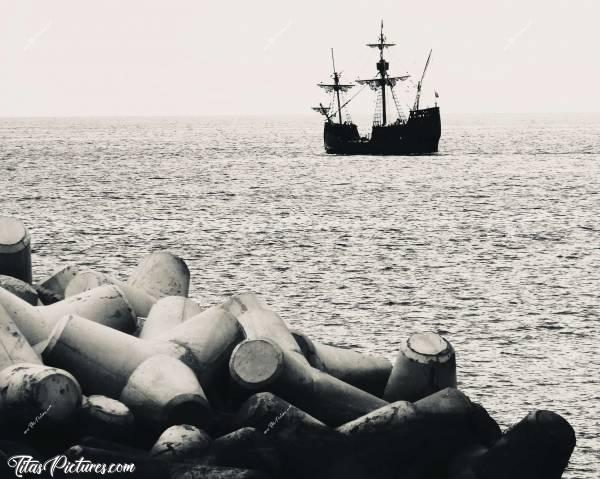 Photo La Santa Maria de Colombo : La Santa Maria de Colombo en Noir à Madère, vue du port de Funchal. Je trouvais sympa de la mettre en Noir et Blanc.. On s’attend à voir des Pirates débarquer.. 😅c, Madère, Santa Maria de Colombo, Bateau