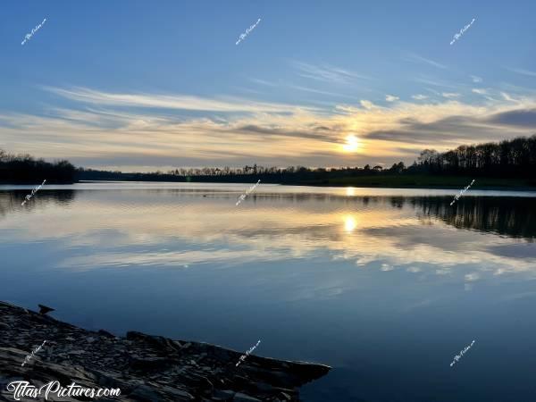 Photo La Retenue de Rochereau  : Jeu de reflet du Coucher du Soleil nuageux, dans le lac de la Retenue de Rochereau. J’aime beaucoup 😍🥰c, Tita’s Pictures, Retenue de Rochereau, Lac, Réserve d’eau 