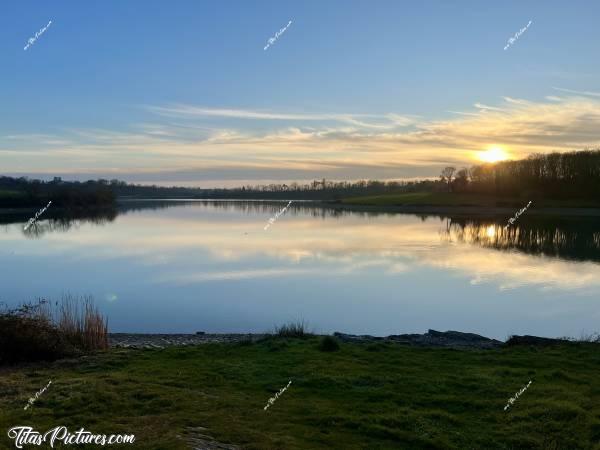Photo La Retenue de Rochereau  : Coucher du Soleil nuageux, sur la Retenue de Rochereau. Ça donne une belle ambiance calme et apaisante je trouve 😍🥰c, Tita’s Pictures, Retenue de Rochereau, Lac, Réserve d’eau 
