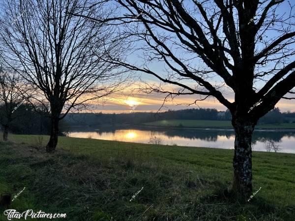 Photo La Retenue de Rochereau  : Balade de fin de journée d’hiver à la Retenue de Rochereau, pour profiter du Coucher du Soleil. Il était bien nuageux ce soir là, mais ça donnait un beau dégradé 😍c, Tita’s Pictures, Retenue de Rochereau, Lac, Réserve d’eau 