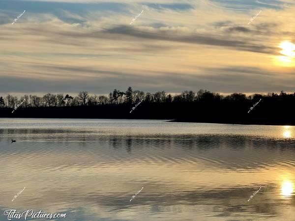 Photo La Retenue de Rochereau  : Coucher du Soleil nuageux sur le lac de la Retenue de Rochereau. J’aime beaucoup l’ambiance que cela donne 😍🥰c, Tita’s Pictures, Retenue de Rochereau, Lac, Réserve d’eau 