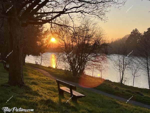 Photo Le Lac de l’Espérance : Quel beau coucher du soleil ce soir là, au Lac de l’Espérance à Pouzauges. C’était en plein hiver je crois 🤔 Ce banc me faisait de l’œil pour aller m’y asseoir, et c’est ce que j’ai fait 🥰c, Tita’s Pictures, Lac de l’Espérance, Pouzauges 