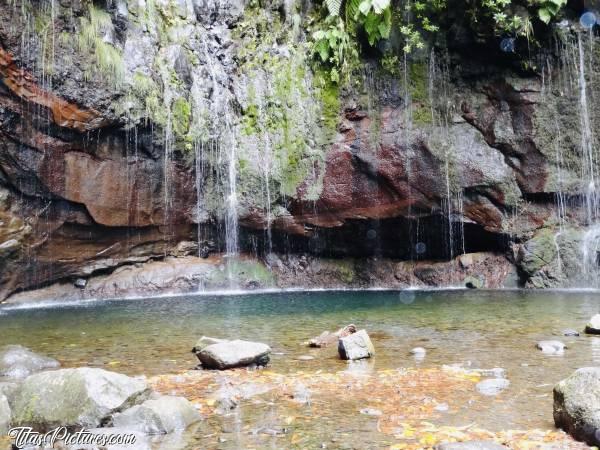 Photo La Cascade des 25 Fontaines : La Cascade de la Rando des 25 Fontaines se mérite. Il faut marcher 9km aller-retour dans des chemins très étroits. On suit des levadas quasiment tout du long et il y a beaucoup de touristes. Le chemin est donc moins agréable je trouve.. Et impossible de prendre la Cascade en entier car trop de Monde ☹️c, Madère, Les 25 Fontaines, Randonnée