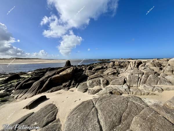 Photo La Baie du Kernic  : Petit jeu de prise de vue avec ce rocher repère, situé à l’entrée de la Baie du Kernic. On dirait qu’il crache de la fumée, comme une locomotive 🤭😅😍c, Tita’s Pictures, La Baie du Kernic, Plage, Sable blanc, rochers, nuages
