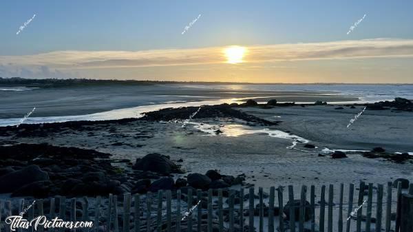 Photo La Baie du Kernic  : Un de mes points de vue préférés de la Baie du Kernic, surtout pour les couchers du soleil. Malheureusement maintenant, il y a cette clôture en bois qui gâche tout 😢c, Tita’s Pictures, La Baie du Kernic, Plage, Sable blanc, Coucher du Soleil 