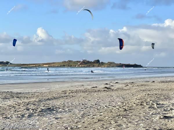 Photo Le Dossen  : La plage du Dossen à Santec, est une plage toujours très venteuse. On peut donc y voir régulièrement des Kitesurfs, des Planches à voile, ainsi que des chars à voile. 
En face la petite île de Sieck, accessible à pieds par grande marée basse. c, Tita’s Pictures, Le Dossen, Plage, Kitesurfs