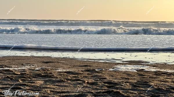 Photo Le Veillon : Joli jeu de rouleaux dans la mer, à la Plage du Veillon à Talmont-Saint-Hilaire. Le soleil se couchait ce jour-là et la mer était presque à marée haute. Les vagues n’arrêtaient pas de s’enchaîner 😍🥰c, Tita’s Pictures, le Veillon, plage