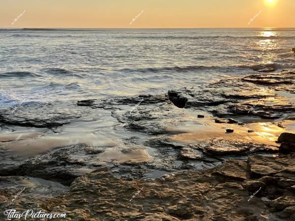 Photo Le Veillon  : Le coucher du soleil crée de belles couleurs dorées sur les rochers de la plage du Veillon 😍🥰c, Tita’s Pictures, Plage du Veillon, Talmont-Saint-Hilaire