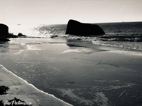 Photo Les Amiets : Les Amiets à Cléder dans le Finistère. J’aime ce reflet du Soleil dans la mer et sur le sable fraîchement mouillé..c, Mer, Rochers, sable, Noir et Blanc