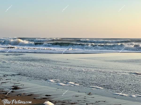 Photo Le Veillon : Mer déchaînée au Veillon, en cette fin de journée de grande marée 🤭😅😍c, Tita’s Pictures, Plage du Veillon, Talmont-Saint-Hilaire