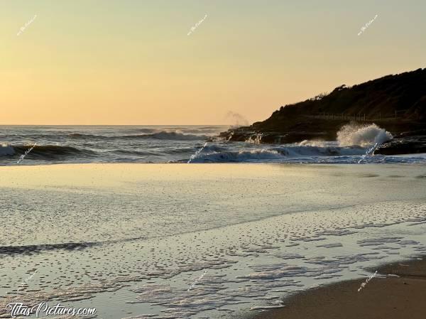 Photo Le Veillon : Lors de cette grande marée à la plage du Veillon, quel plaisir de regarder les grosses vagues s’éclater contre les rochers 😍🥰c, Tita’s Pictures, Le Veillon, Plage, Talmont-Saint-Hilaire
