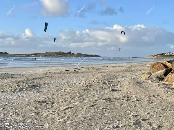 Photo Le Dossen  : La plage du Dossen à Santec, est une plage très venteuse et donc très prisée par les fans de sports à voile. Ici, 4 Kitesurfs s’amusaient à faire de beaux sauts très impressionnants 😍😅c, Tita’s Pictures, Santec, Le Dossen, Plage, Kitesurfs