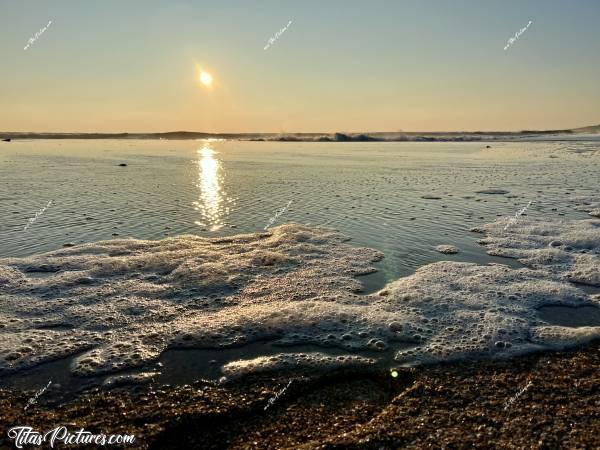 Photo Écume : Petit zoom sur l’écume créée par les vagues, lors d’une grande marée au Veillon 🤭🥰c, Tita’s Pictures, Plage du Veillon, Talmont-Saint-Hilaire