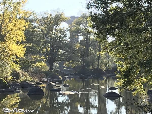 Photo La Sèvre Nantaise : La Sèvre Nantaise à St Laurent sur Sèvre avec le Viaduc de Barbin dans le fond. C’est le printemps et les feuilles commencent juste à sortir. Bientôt, on ne verra plus le Viaduc..c, Sèvre Nantaise, Rochers, Viaduc, Arbres