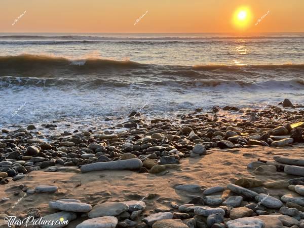 Photo Les Murailles : Coucher du soleil au lieu-dit les Murailles, à Talmont-St-Hilaire. Les vagues étaient tellement grosses qu’elles déplaçaient les galets, faisant un bruit très impressionnant 🤭😅c, Tita’s Pictures, Talmont-Saint-Hilaire, Plage