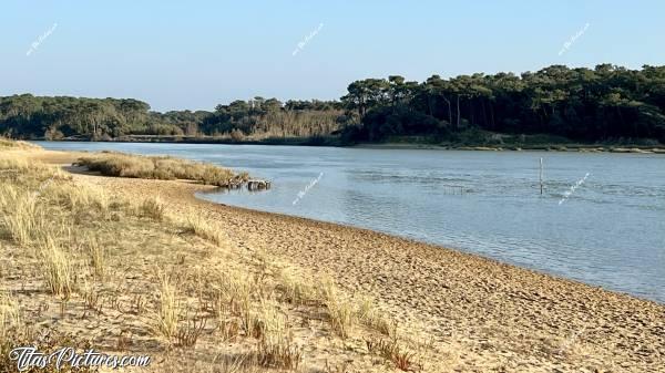Photo Le Payré : Petite balade le long du Payré, qui se jette dans la mer au Veillon, à Talmont-St-Hilaire. À cet endroit, il y a plein de casiers d’élevage d’huîtres. c, Tita’s Pictures, Plage du Veillon, Talmont-Saint-Hilaire