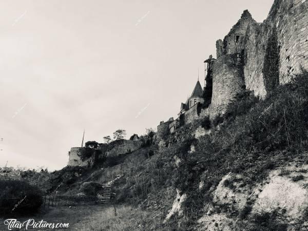 Photo Le Château de Bressuire : Le Château de Bressuire en Noir et Blanc. On dirait trop qu’elle date du siècle dernier, vous trouvez pas ?c, Bressuire, Château, Noir et Blanc